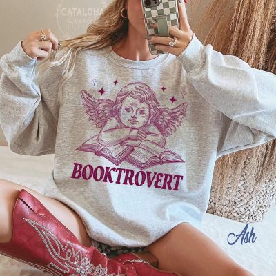 Booktrovert Sweatshirt - Book Lover Gift for Women & Librarians